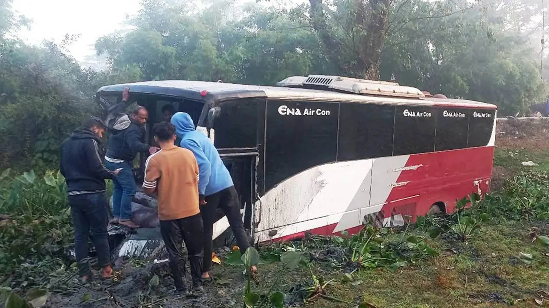 চালকের বুদ্ধিতে বাঁচলেন বাস যাত্রীরা, প্রাণ গেল পিকআপ চালকের